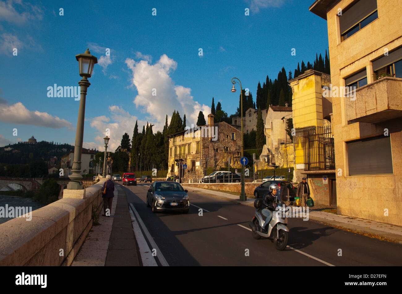 Verkehr entlang Lungadige Re Teodorico Stadt am Fluss Straße Veronetta Bezirk Verona Venetien Italien Europa Stockfoto