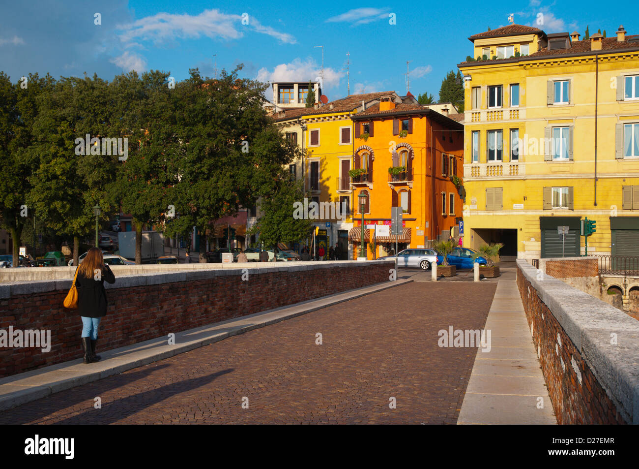 Brücke Ponte Pietro mit Veronetta Bezirk im Hintergrund Zentrum Verona Stadt der Region Venetien Italien Europa Stockfoto