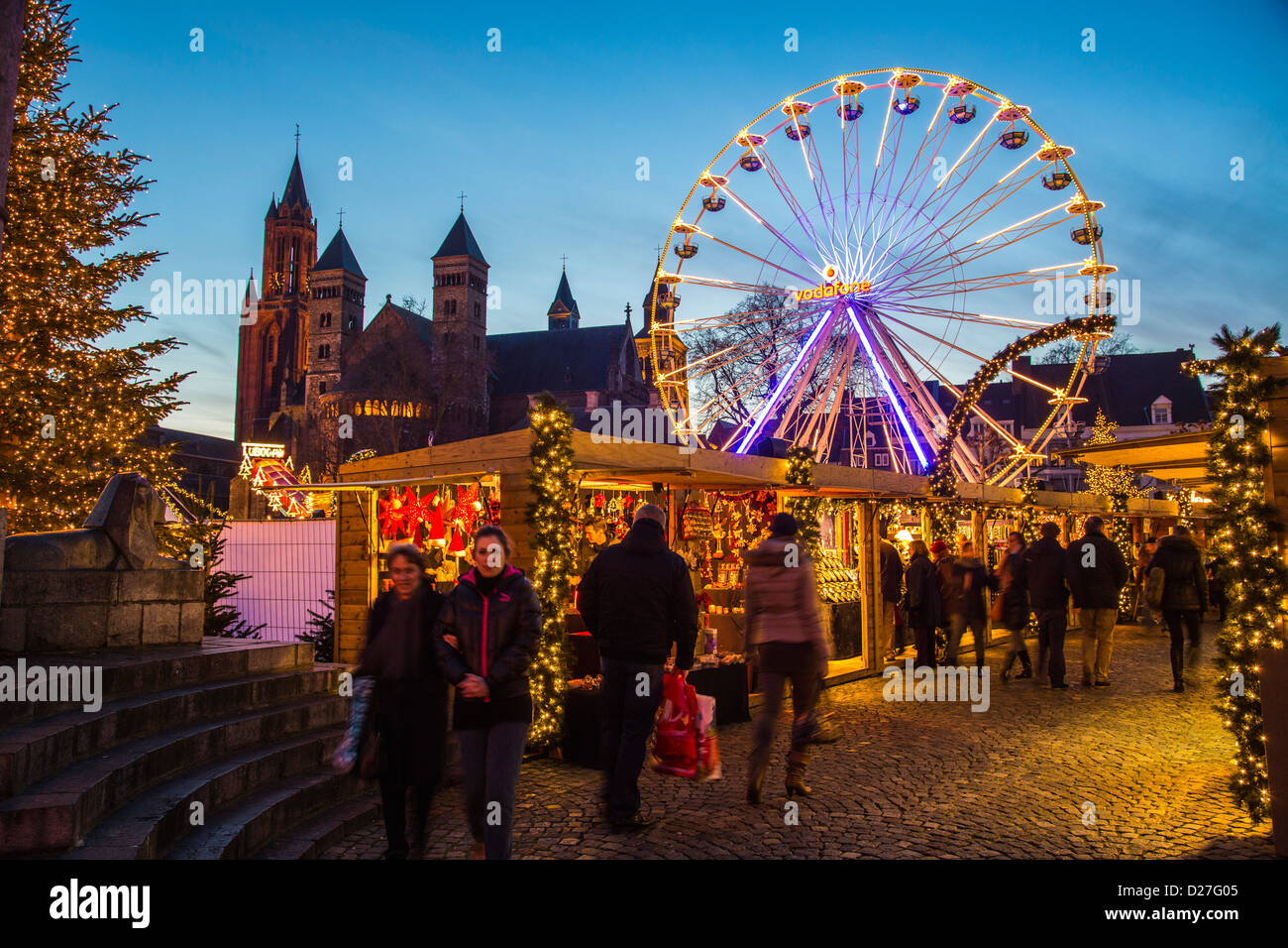 Weihnachtsmarkt am VrijthofPlatz, Altstadt mit vielen Ständen und ein