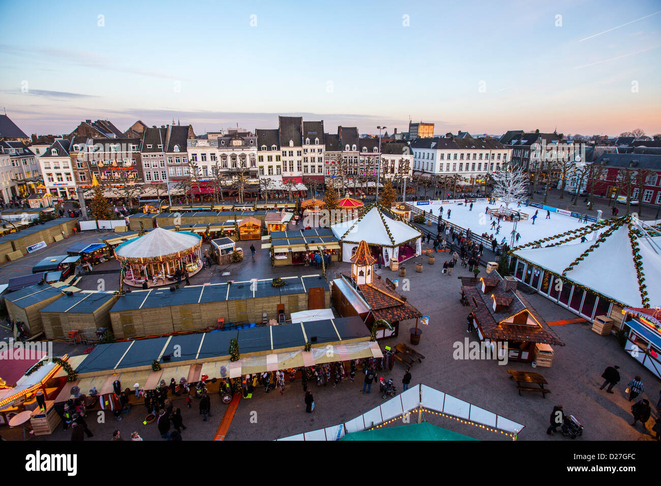 Weihnachtsmarkt am VrijthofPlatz, Altstadt mit vielen Ständen und ein