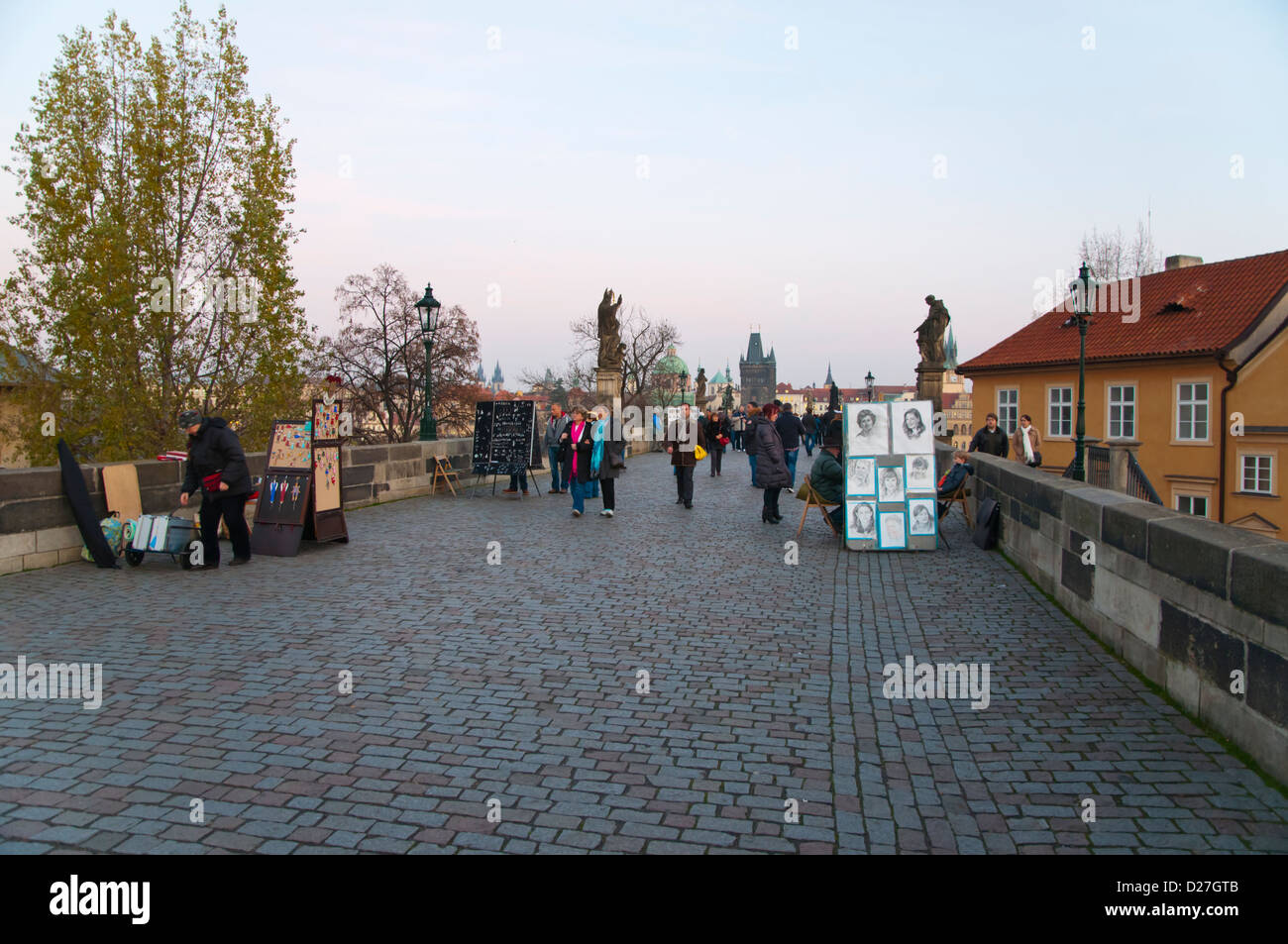 Mala Strana Ende Karluv die Karlsbrücke Prag Tschechien Mitteleuropa vollständig rekonstruiert Stockfoto
