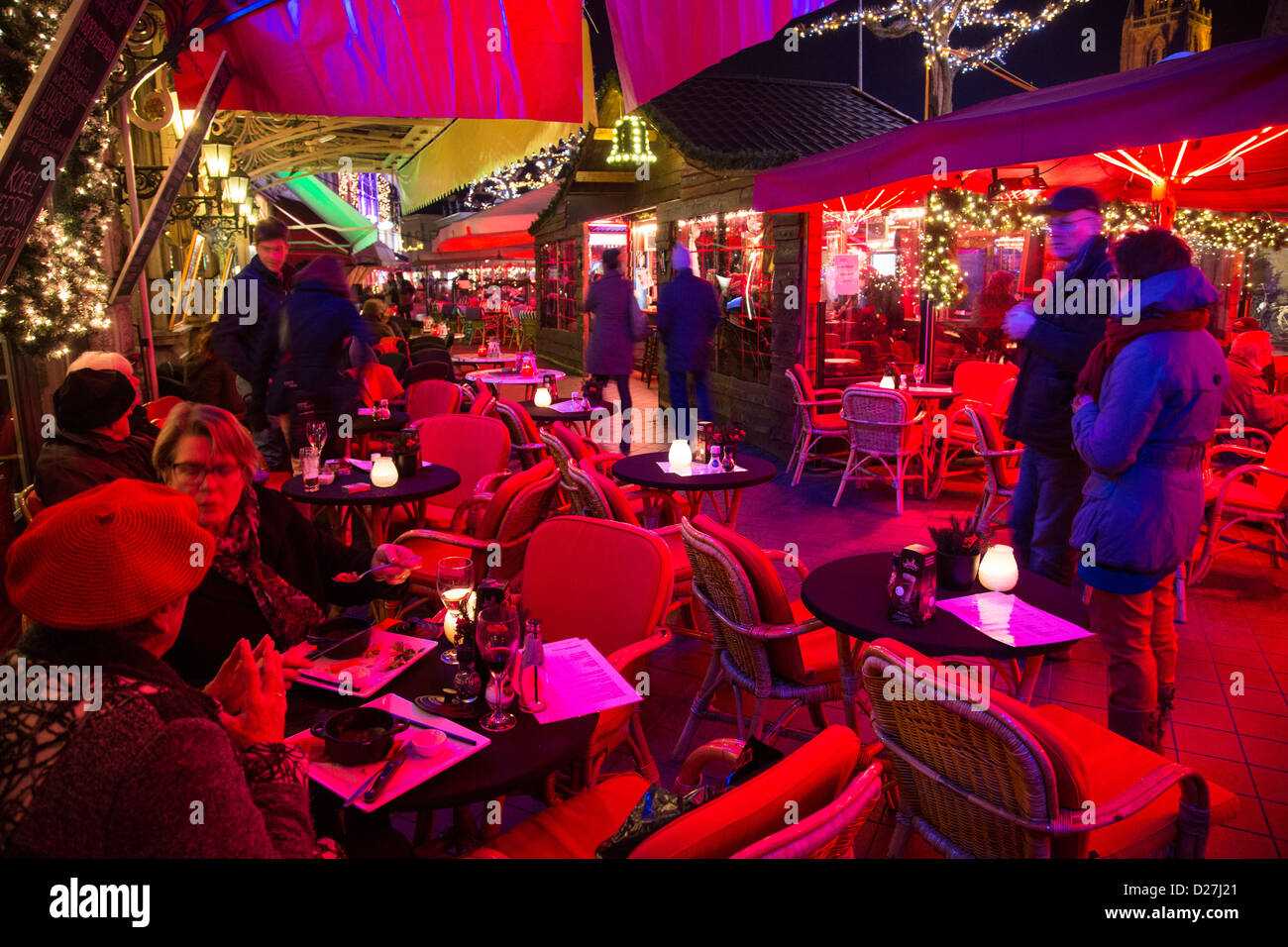 Bars und Restaurants am Vrijthof-Platz, im Winter beheizte Terrassen. Maastricht, Niederlande, Europa Stockfoto