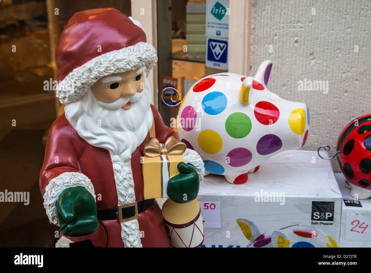 Weihnachts-Dekoration in einem Geschäft, alte Stadt von Maastricht, Niederlande, Europa. Stockfoto