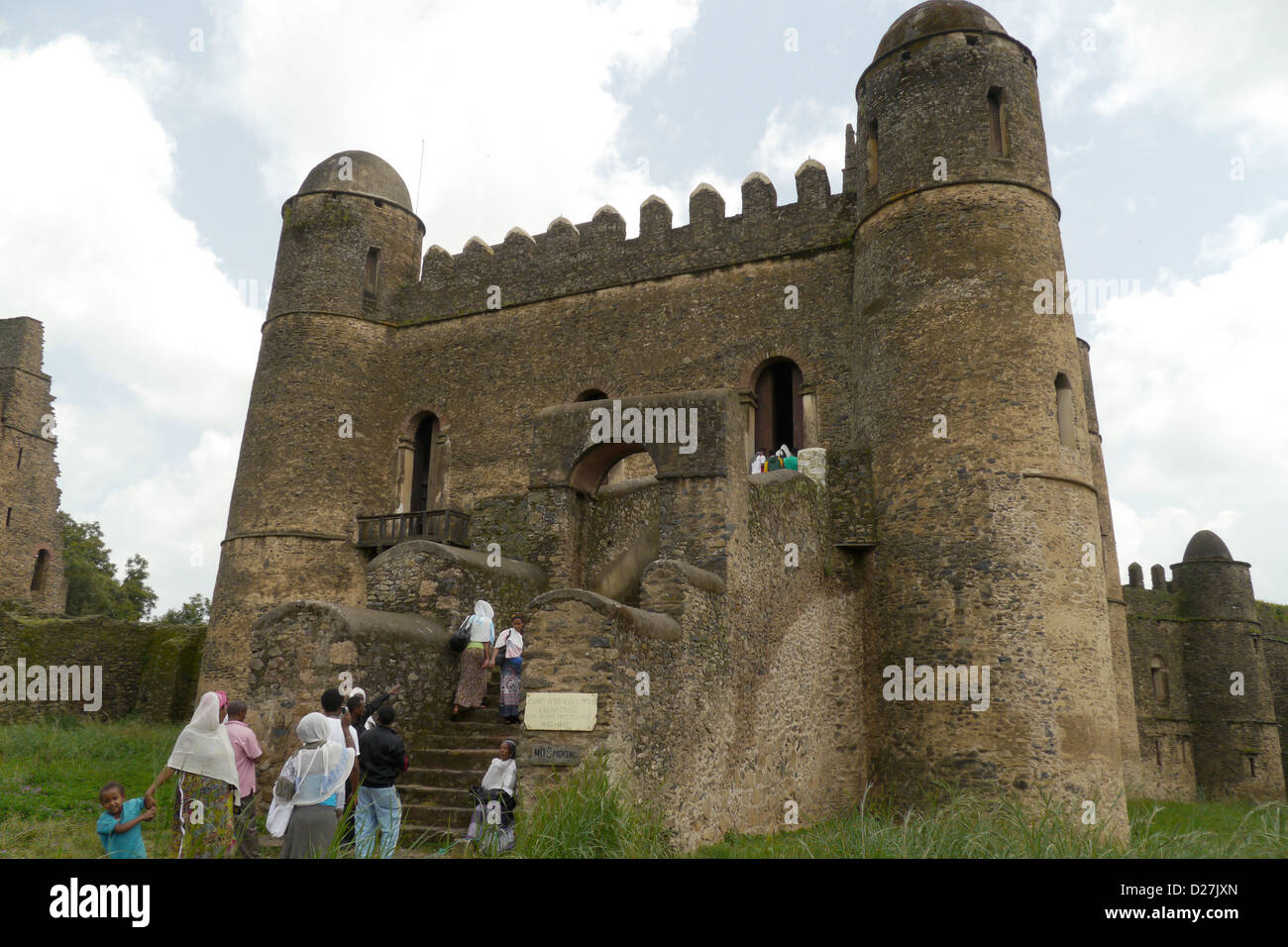 Äthiopien Fasilada Palast, äthiopische Pilger besuchen während der Woche vor Meskel, Royal Enclosure, Gonder. Stockfoto