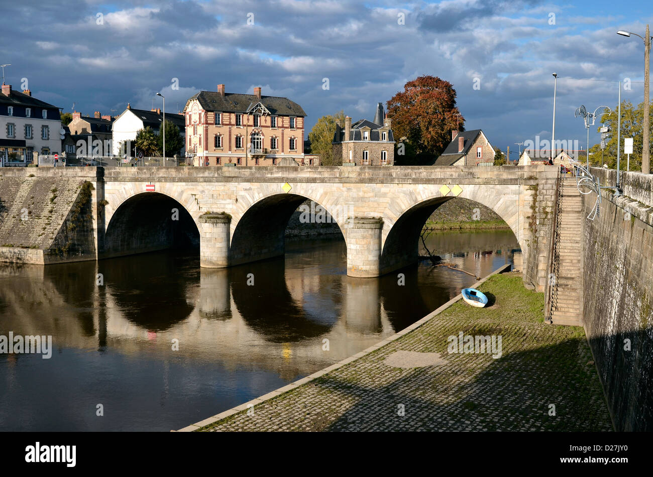 Mac-Racken Brücke in Mayenne, Gemeinde im Département Mayenne in Nordwest-Frankreich Stockfoto
