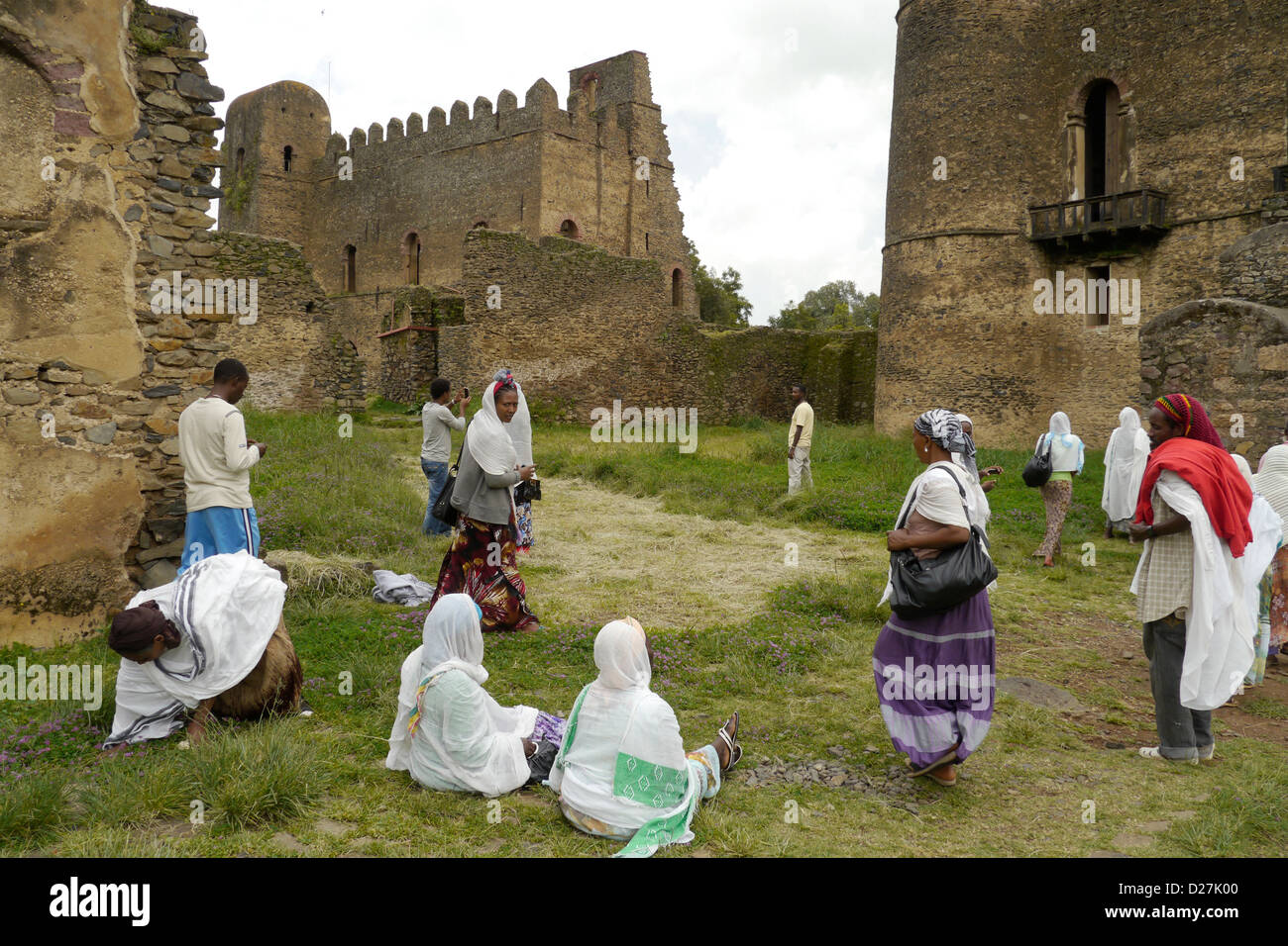 Äthiopien Fasilada Palast, äthiopische Pilger besuchen während der Woche vor Meskel, Royal Enclosure, Gonder. Stockfoto