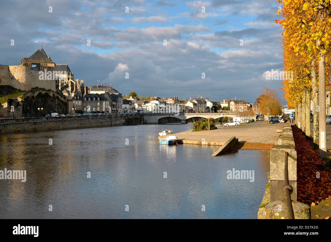 Fluss in der Stadt Mayenne, Gemeinde im Département Mayenne in Nordwest-Frankreich Stockfoto
