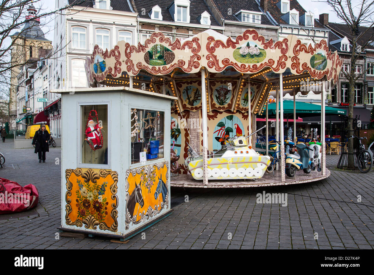 Kinder-Karussell mit einem Tank als Vehikel. Maastricht, Limburg, Niederlande, Europa. Stockfoto