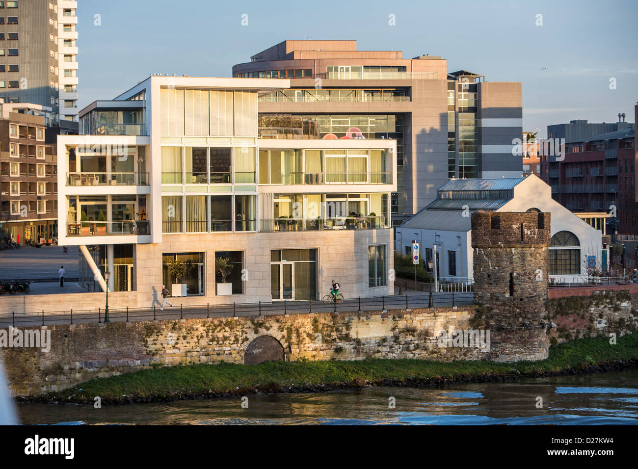 Alt- und Neubau, ehemaligen Stadtmauer, Wachturm am Fluss Maas. Stockfoto