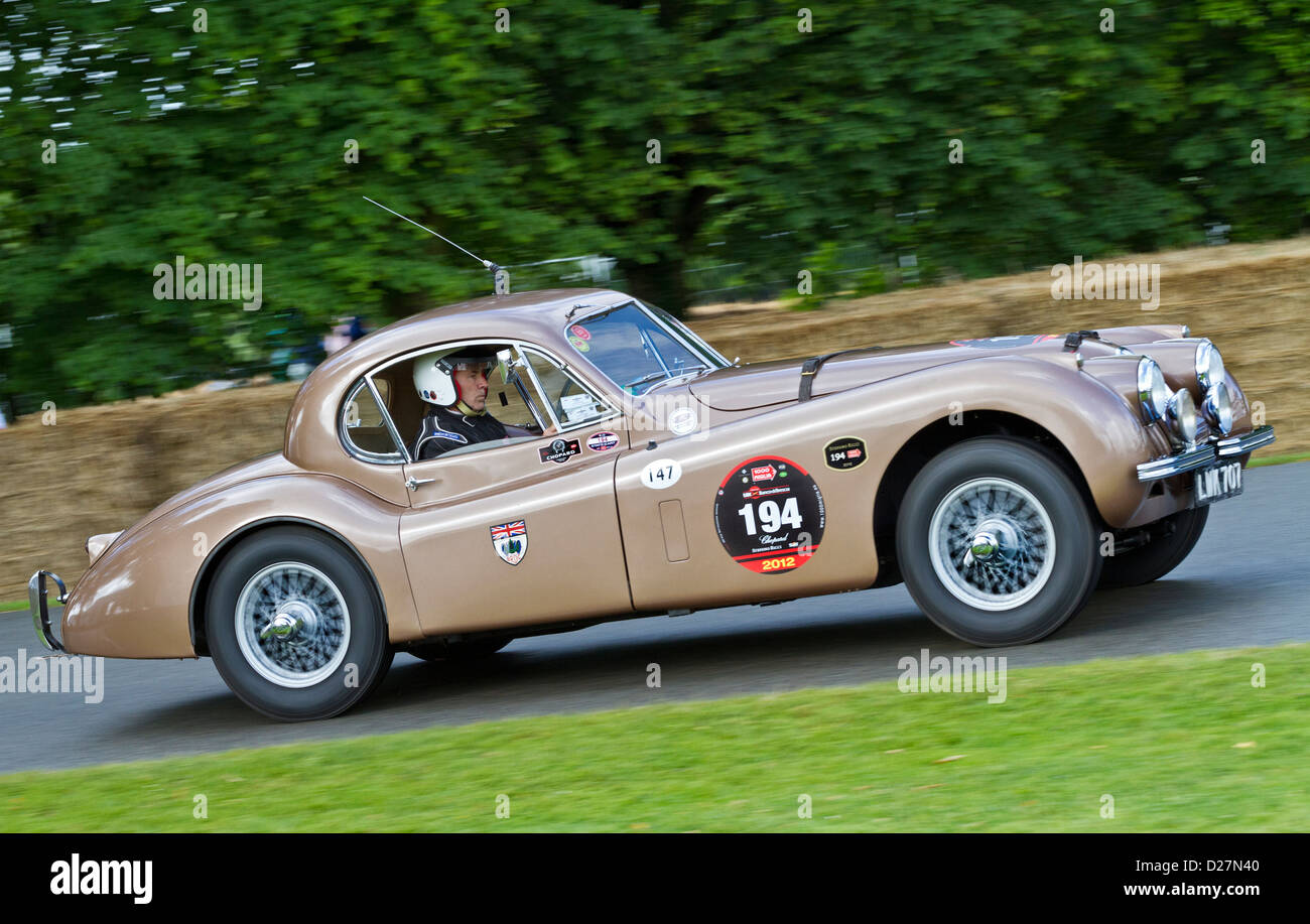 1952 Jaguar XK120 Montlhery mit Fahrer Richard Meaden auf die 2012 Goodwood Festival of Speed, Sussex, UK. Stockfoto