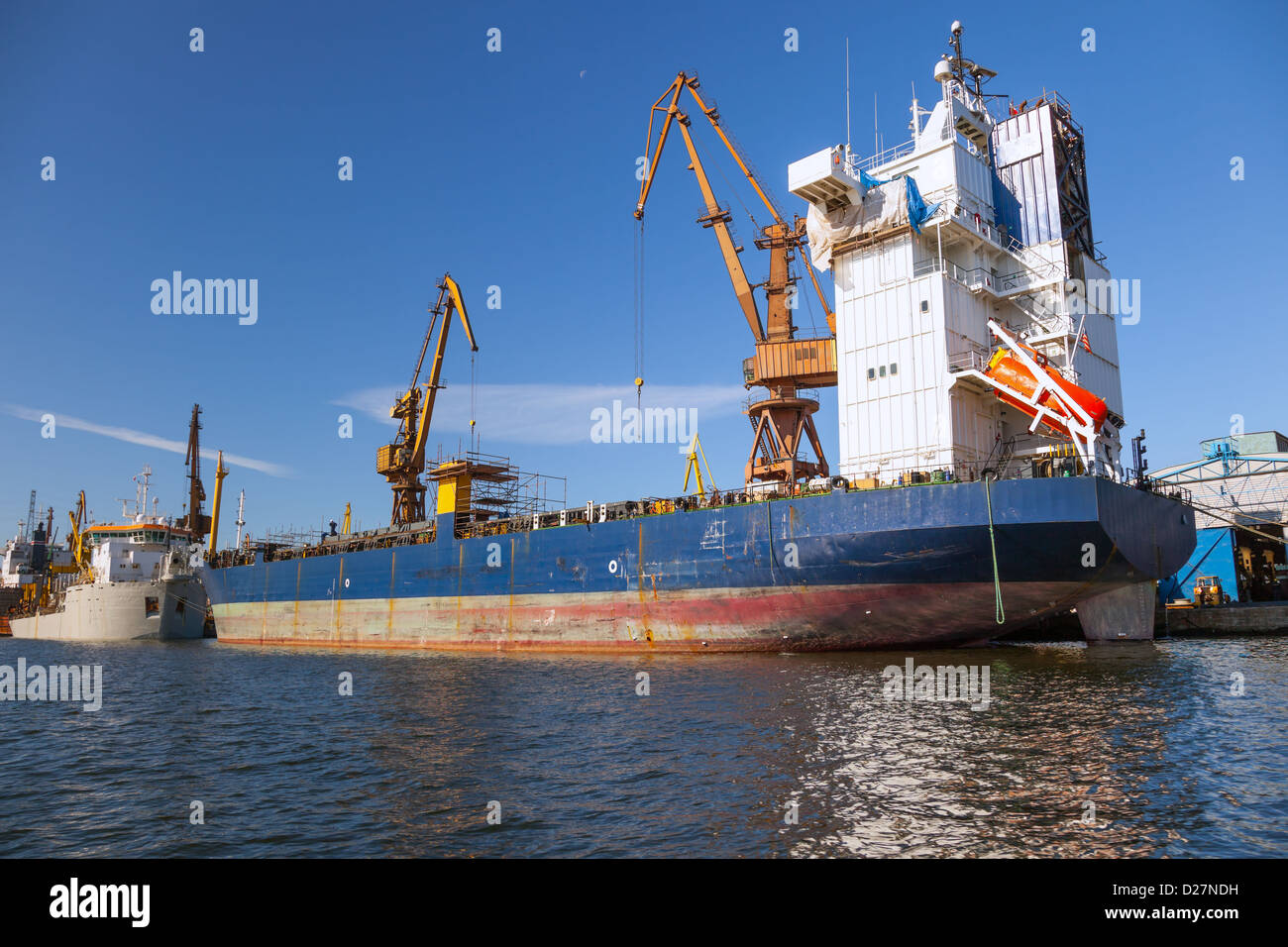 Großer Hafen Krane und ein Frachtschiff. Stockfoto