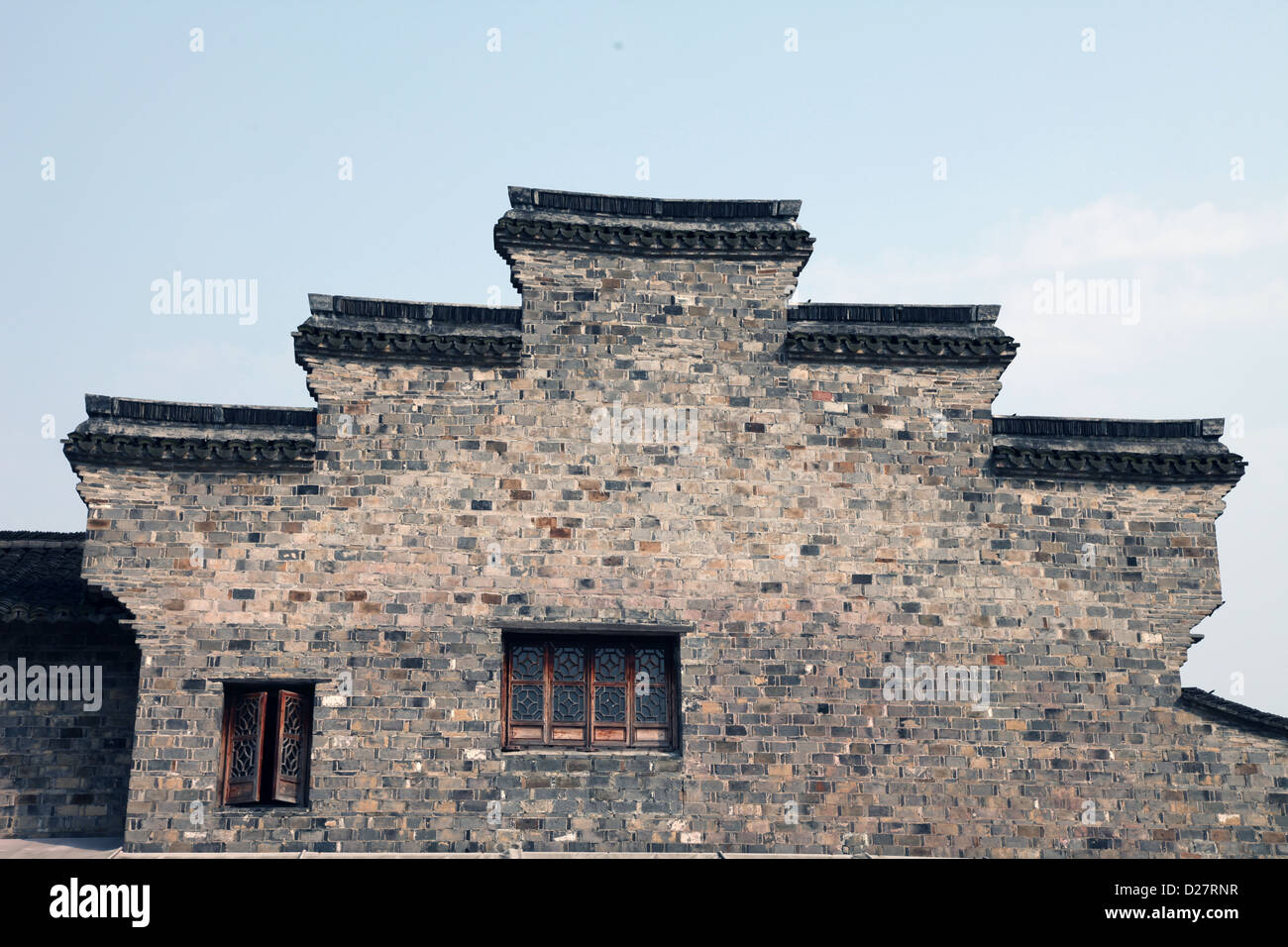 Es ist ein Foto von den Dächern der alten altes Haus aus einem chinesischen Dorf oder Stadt in China. Dies ist im alten Stil, traditionelle Dach Stockfoto