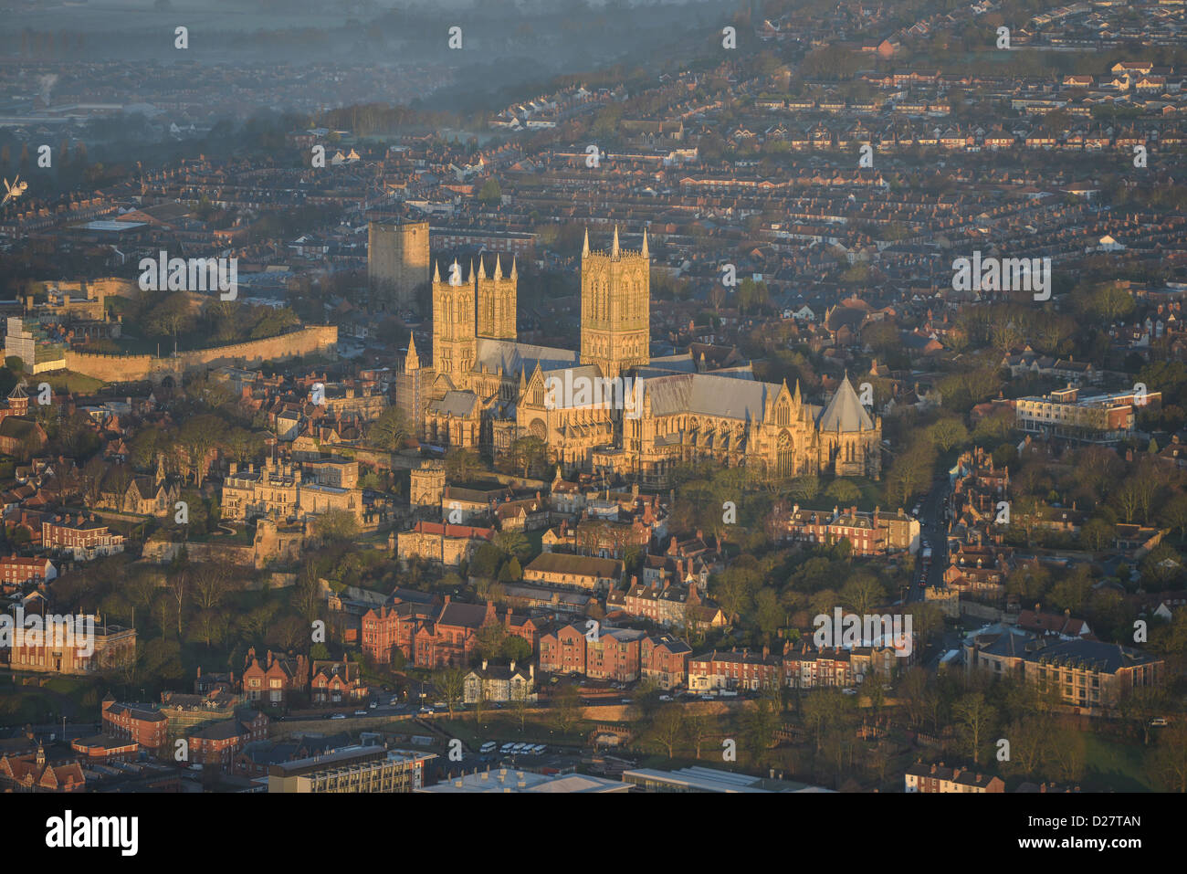Luftaufnahme von Lincoln Kathedrale und das Schloss in der Morgendämmerung Stockfoto