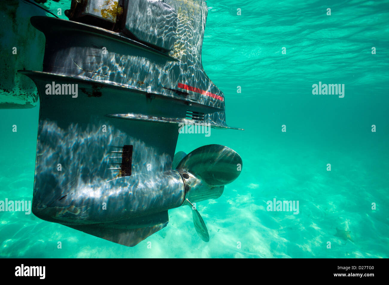Motorboot-Motor und Propeller unter Wasser von einem sandigen Meeresboden, Isla Saona, Dominikanische Republik Stockfoto