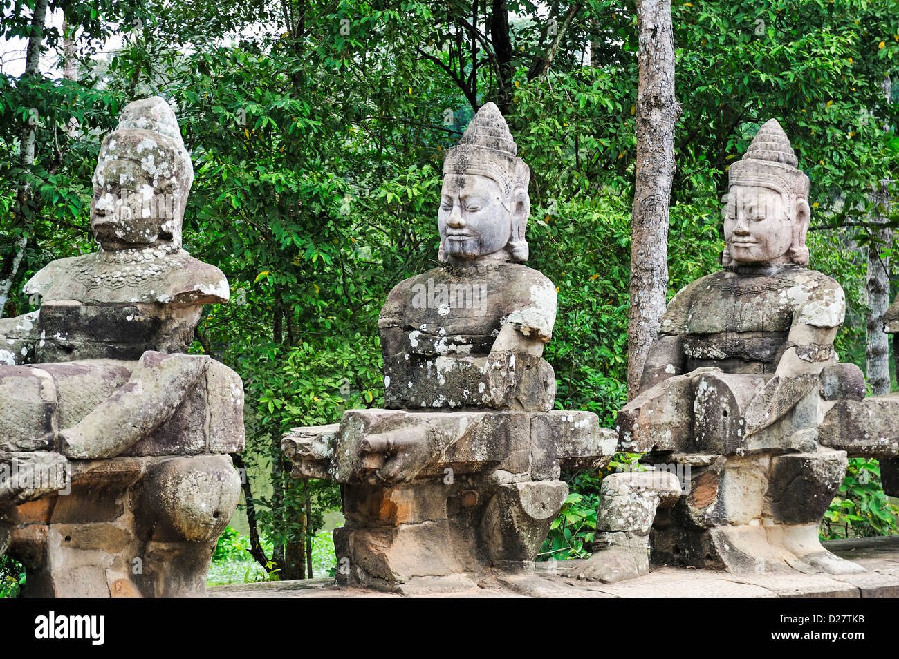 Geschnitzte Steinstatuen ausgerichtet am Südtor, Angkor Thom, Angkor Wat, Siem Reap, Kambodscha Stockfoto