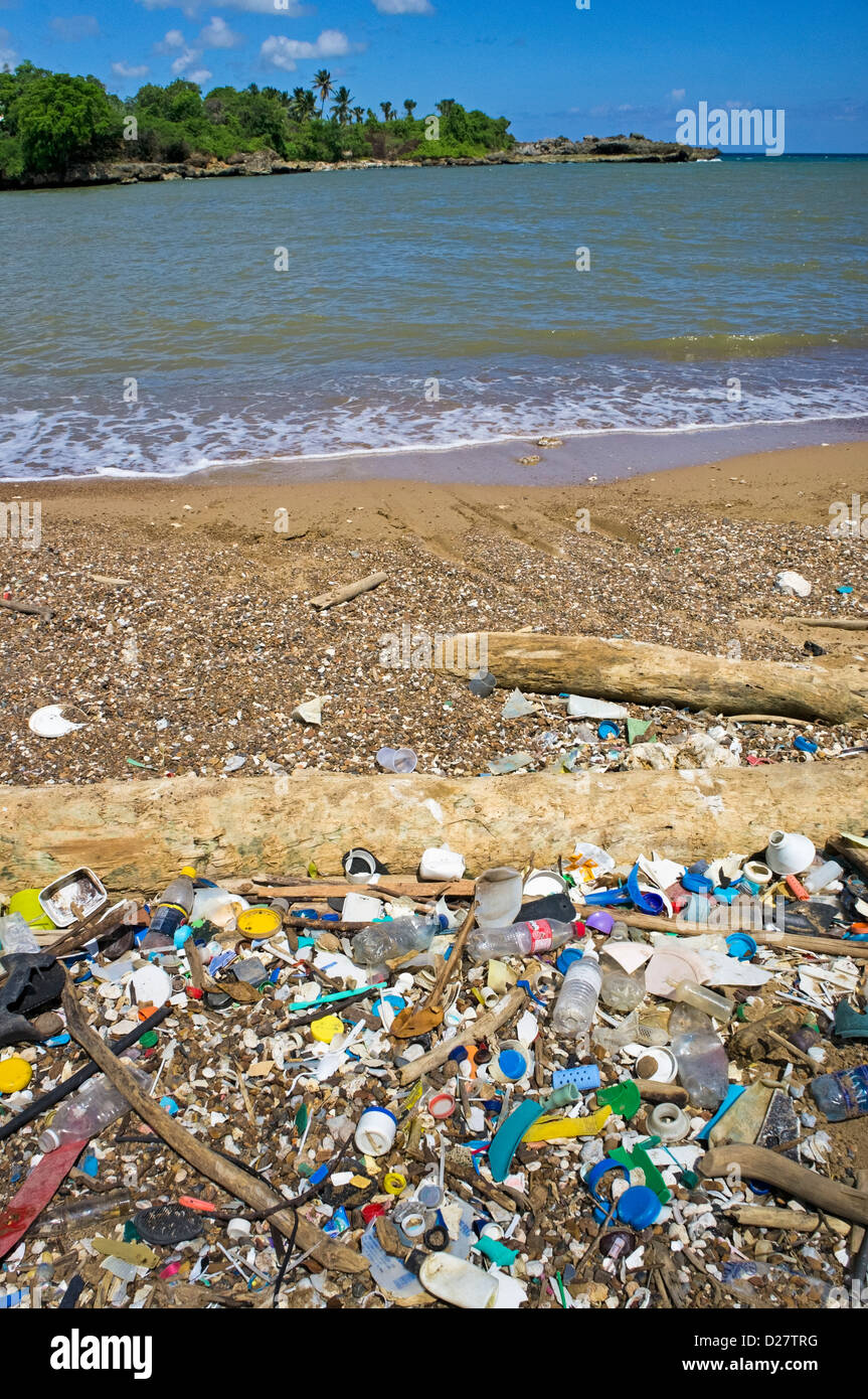 Papierkorb, Kunststoff-Flaschen und Müll am Strand an Boca de Yuma, Dominikanische Republik, Karibik Stockfoto
