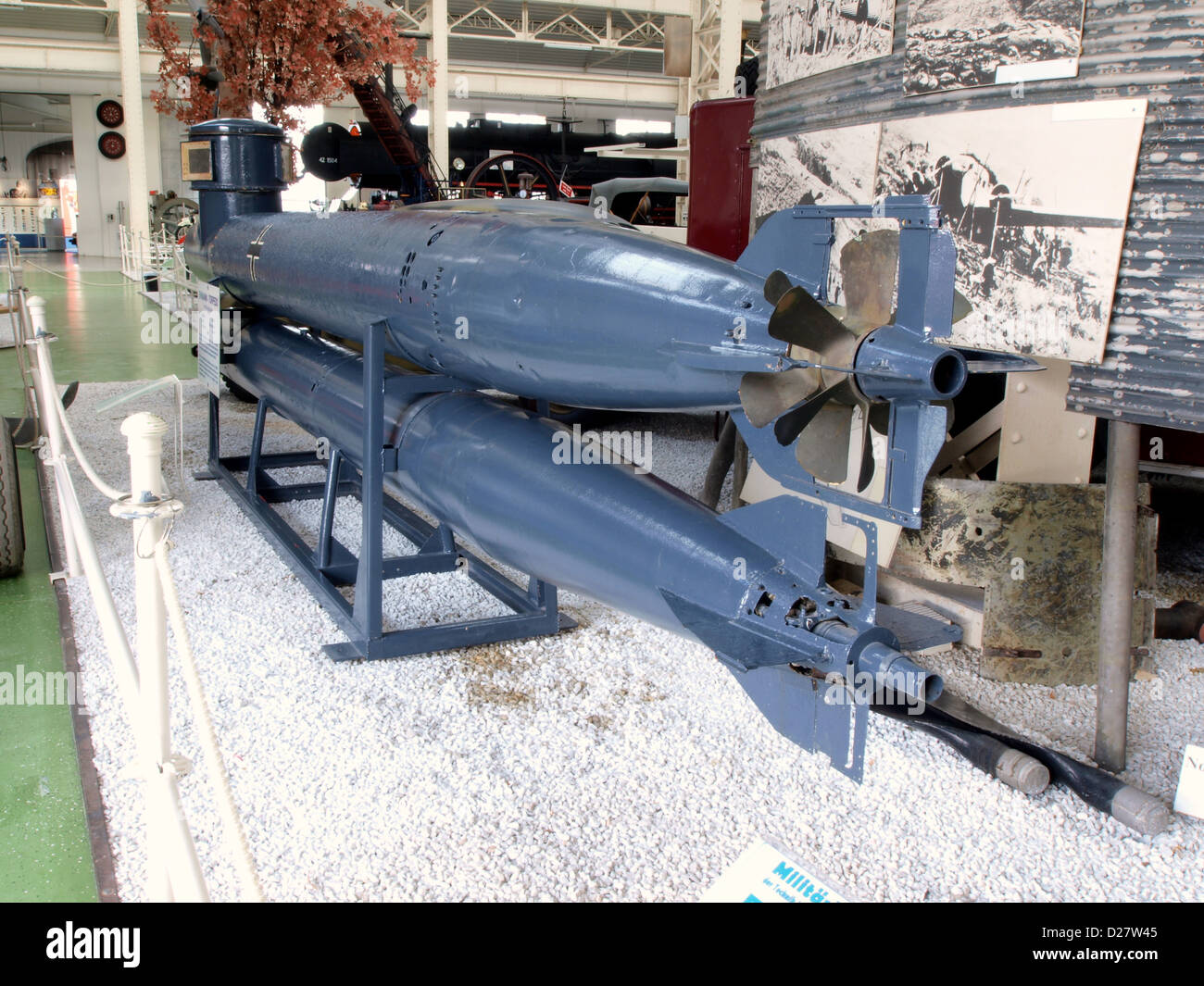 Das ein-Mann-Torpedo-U-Boot im Technikmuseum Speyer zeigt innovative Militärtechnik. Dieses einzigartige Fahrzeug wurde für Tarneinsätze entwickelt und wurde während des Krieges von Spezialkräften eingesetzt. Stockfoto