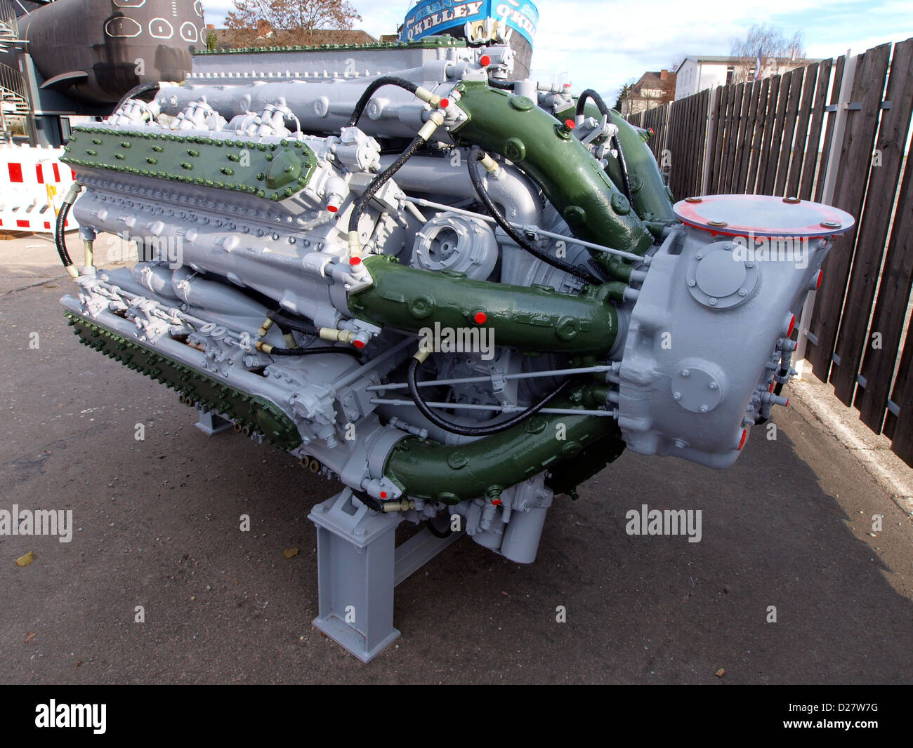 Das Technik Museum Speyer in Deutschland verfügt über den 4000 PS starken Stern-Reihen Dieselmotor M503, einen leistungsstarken Dieselmotor, der in Schifffahrt und Industrie eingesetzt wird. Dieser Motor ist ein Highlight der Sammlung von technischen Artefakten des Museums. Stockfoto