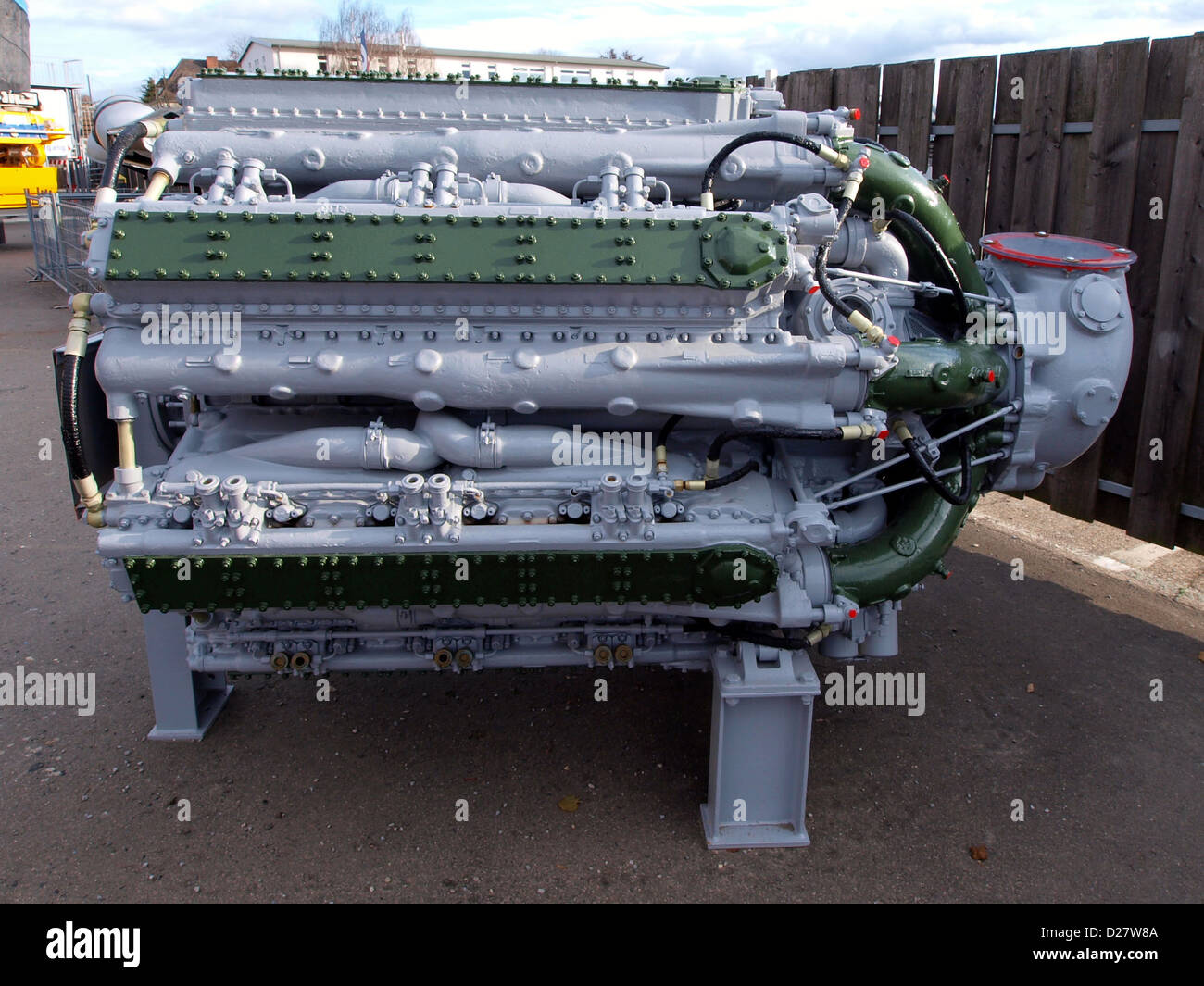 Der 4000 PS starke Stern-Reihen Dieselmotor M503 im Technikmuseum Speyer ist ein leistungsstarker Schiffsmotor für große Schiffe. Die beeindruckende Leistung des Motors und die Konstruktion zeigen Fortschritte im Schiffsantrieb. Stockfoto