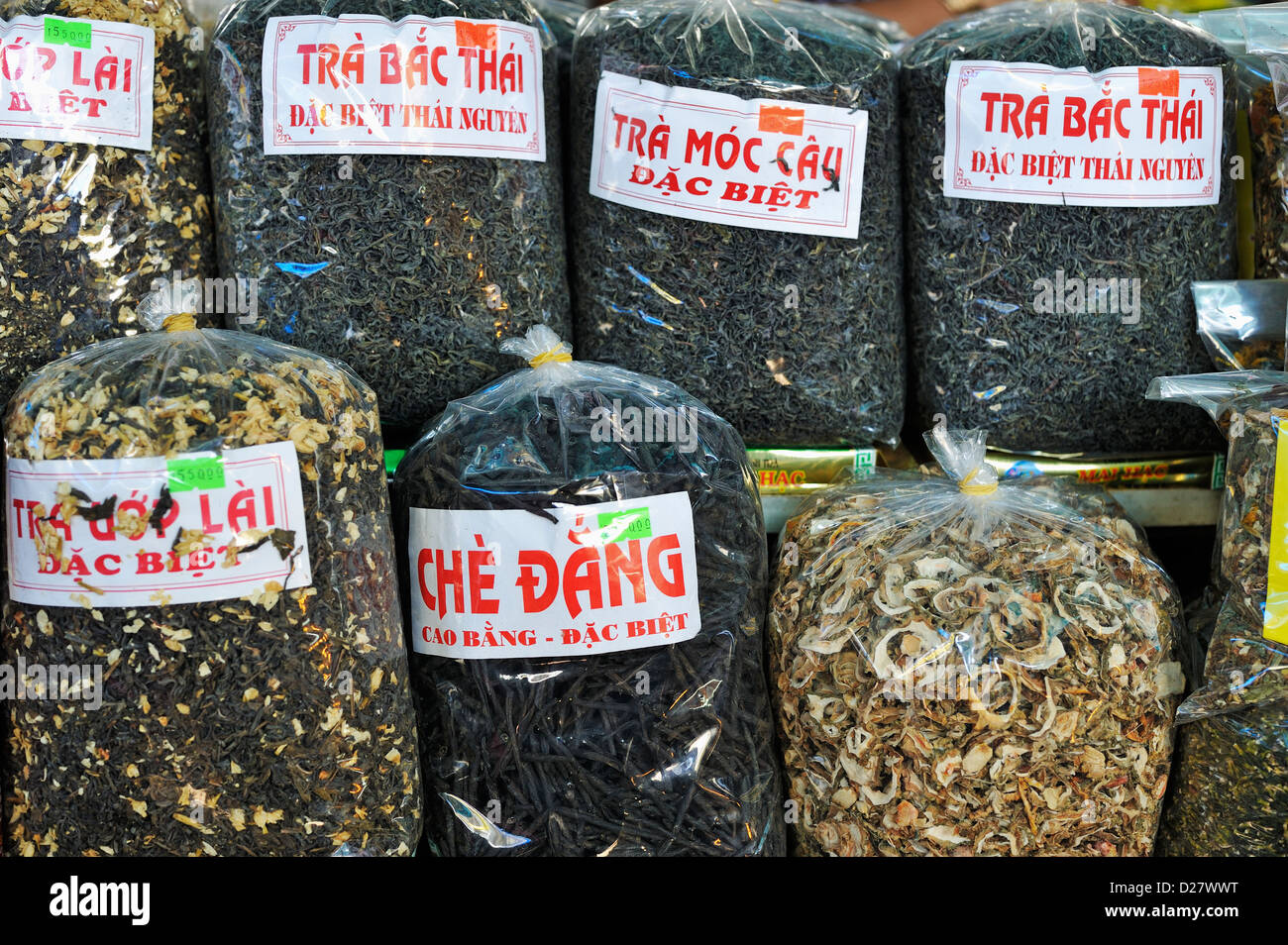 Taschen von getrockneten Lebensmitteln (Blätter und Gewürzen), Hue, Vietnam Stockfoto