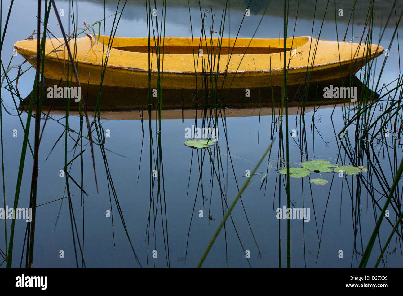 Leere gelbe Kanu an einem See, noch Stockfoto