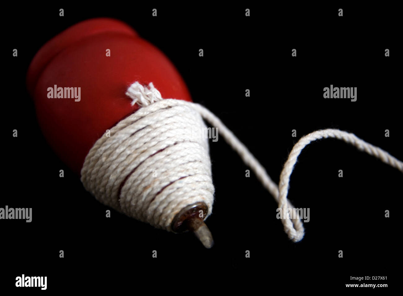 Rote Retro-Holzplatte gewickelt in String Stockfoto