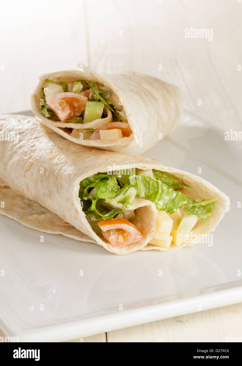 Tortilla-Wraps gefüllt mit Salat Stockfoto