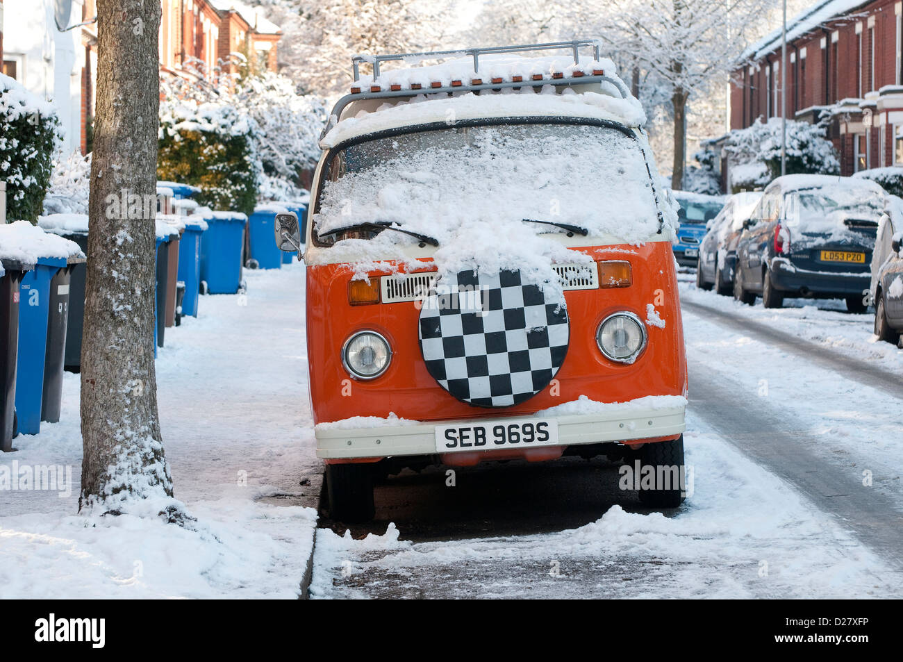 Volkswagen Wohnmobil geparkt im winterlichen Straße, Norwich, Norfolk, england Stockfoto