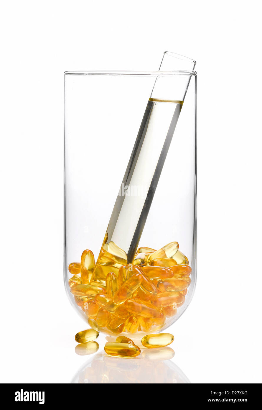 Vitamin-Gel-Kapseln und Glas Vile Stockfoto