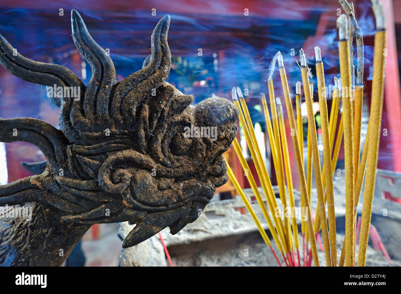 Brennende Räucherstäbchen und Drachenstatue, Temple of Literature, Hanoi, Vietnam Stockfoto