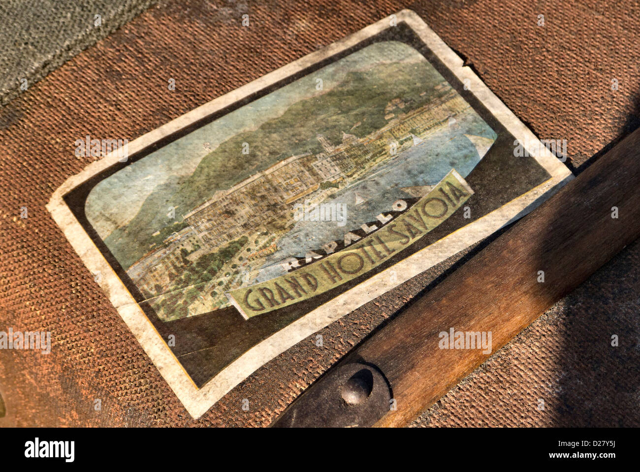 1930 Hotel Label für das Grand Hotel Savoia stecken, um eine auf einem Vintage Koffer. Stockfoto