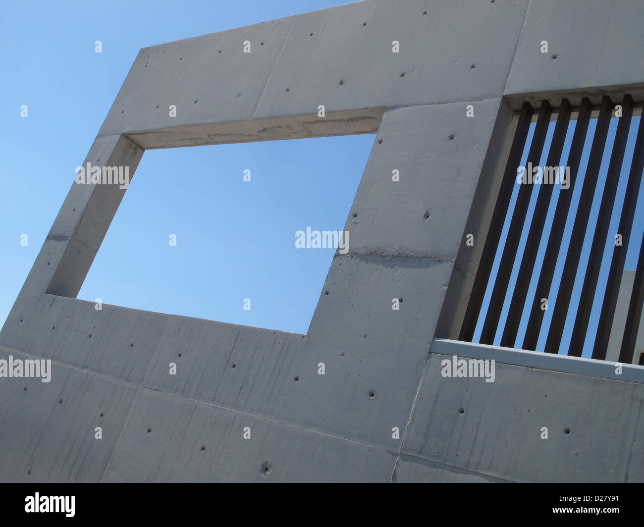 abstrakte Form länglichen Rechteck blauer Himmel Beton Stein Fenster Stockfoto