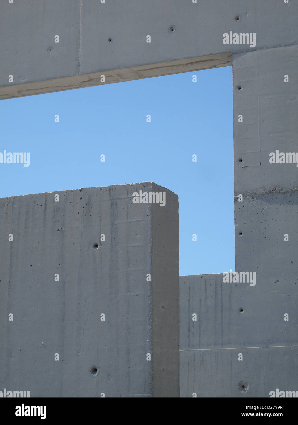 abstrakte Form länglichen Rechteck blauer Himmel Beton Stein Fenster Stockfoto
