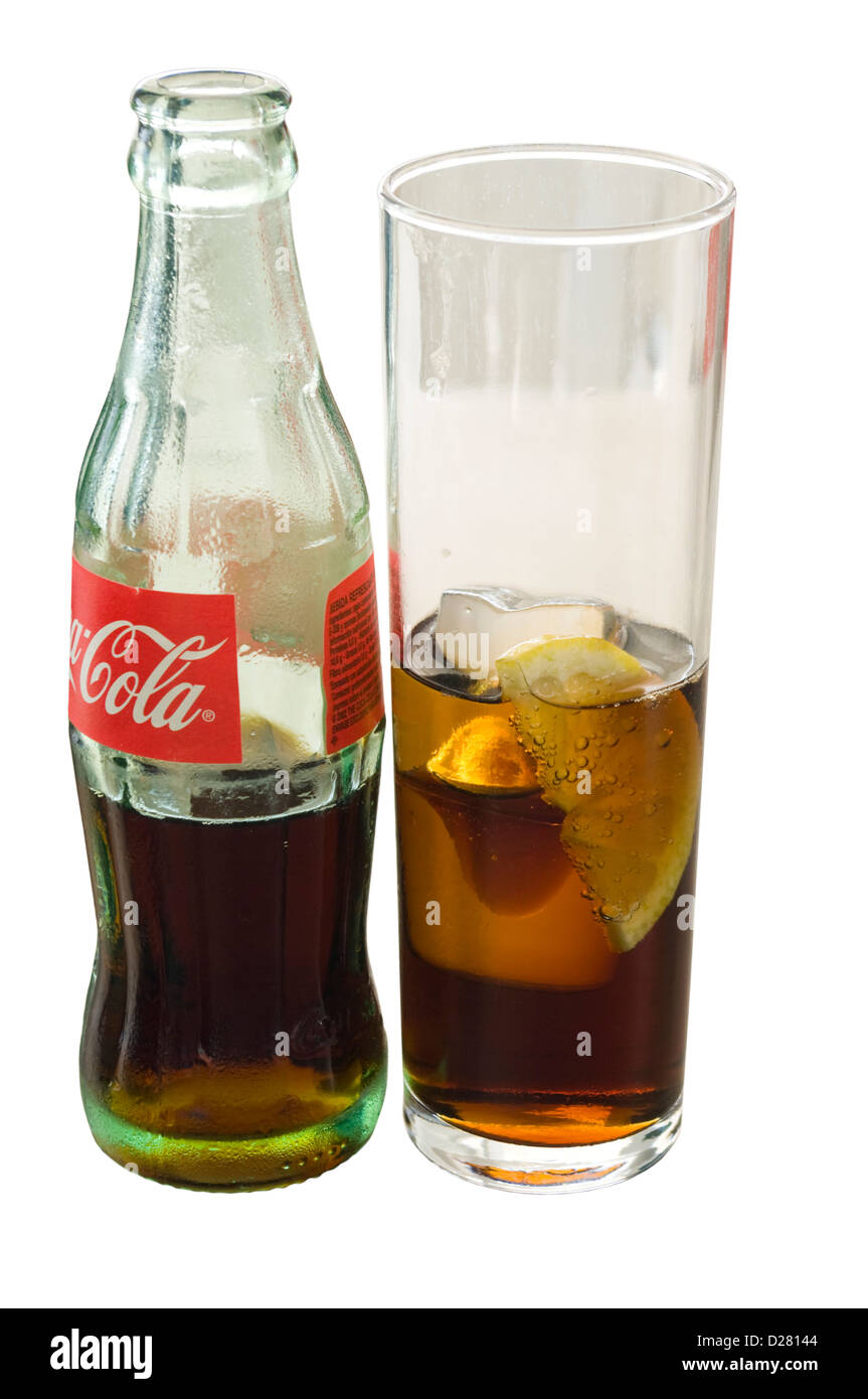 Glas Flasche Coca Cola neben A Glas von Coca Cola mit Eiswürfeln und A Scheibe der Zitrone