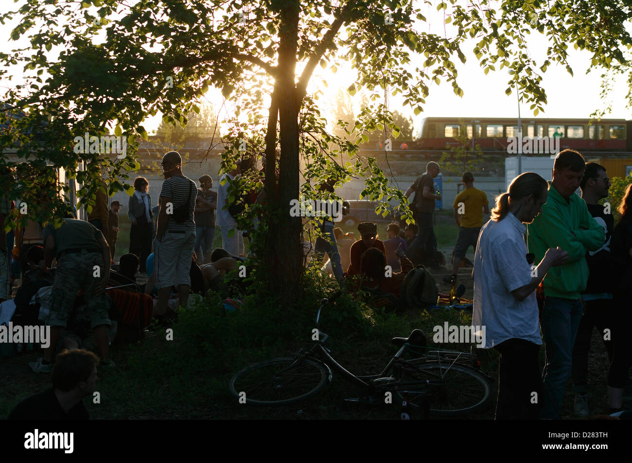 Berlin, Deutschland, junge Menschen, die eine Partei in der Abendsonne Stockfoto