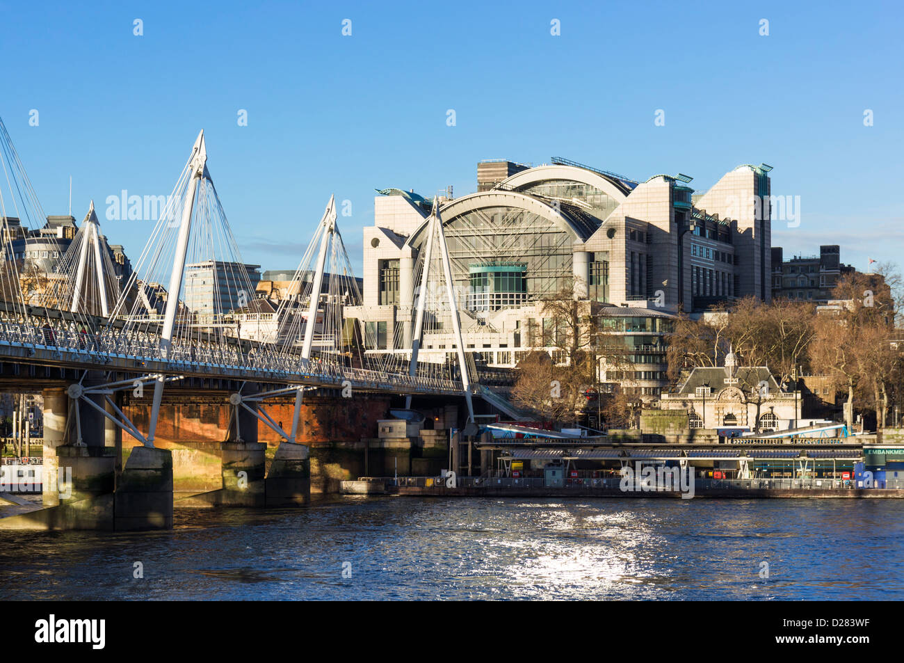 Die Böschung Ort Gebäude, Bahnhof Charing Cross, mit Hungerford Bridge über die Themse, London, UK Stockfoto