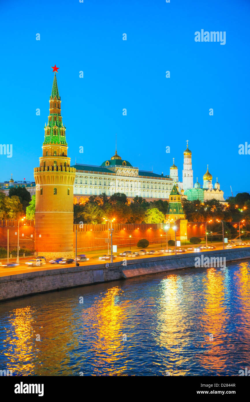 Überblick über die Innenstadt von Moskau mit Krenlin in der Nacht Stockfoto