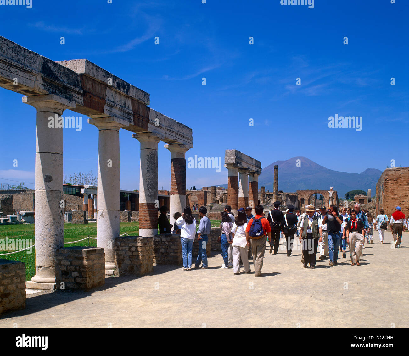 Touristen auf der Suche auf Ruinen Roman mit dem Vesuv im Hintergrund Pompeji, Kampanien, Italien Stockfoto