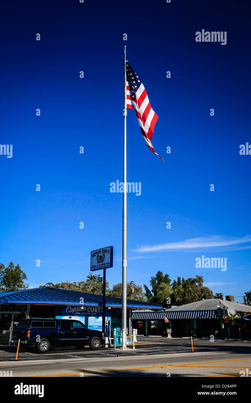 Amerikanische Flagge weht im Wind vor Captain Curts Restaurant auf Siesta Key Sarasota Florida Stockfoto