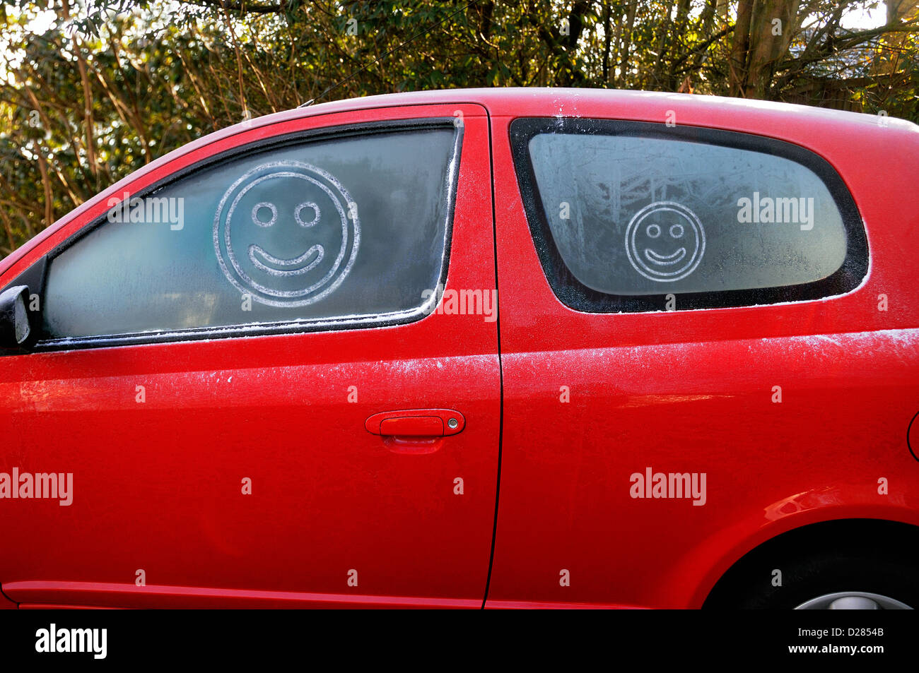 Smiley-Gesichter auf frostigen Autoscheiben Stockfoto