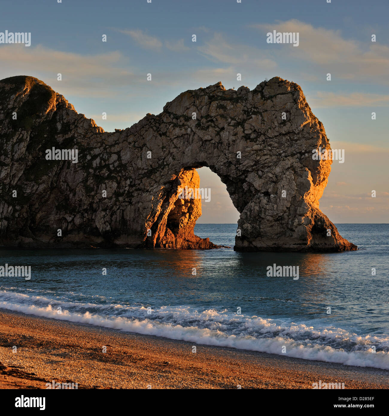 Durdle Door, einem natürlichem Kalkstein Bogen bei Sonnenuntergang entlang der Jurassic Coast in der Nähe von West Lulworth in Dorset, Südengland, Großbritannien Stockfoto Durdle Door, einem natürlichem Kalkstein Bogen bei Sonnenuntergang entlang der Jurassic Coast in der Nähe von West Lulworth in Dorset, Südengland, Großbritannien Stockfoto