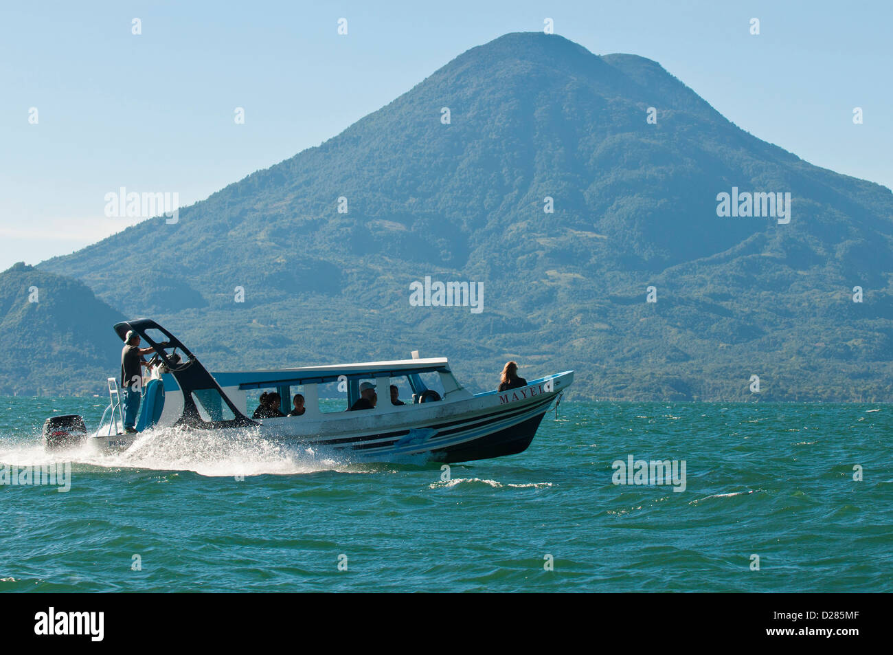 Guatemala, Solola. Bootsfahrt auf dem Lago de Atitlan (Lake Atitlan), mit Toliman Vulkan. Stockfoto Guatemala, Solola. Bootsfahrt auf dem Lago de Atitlan (Lake Atitlan), mit Toliman Vulkan. Stockfoto