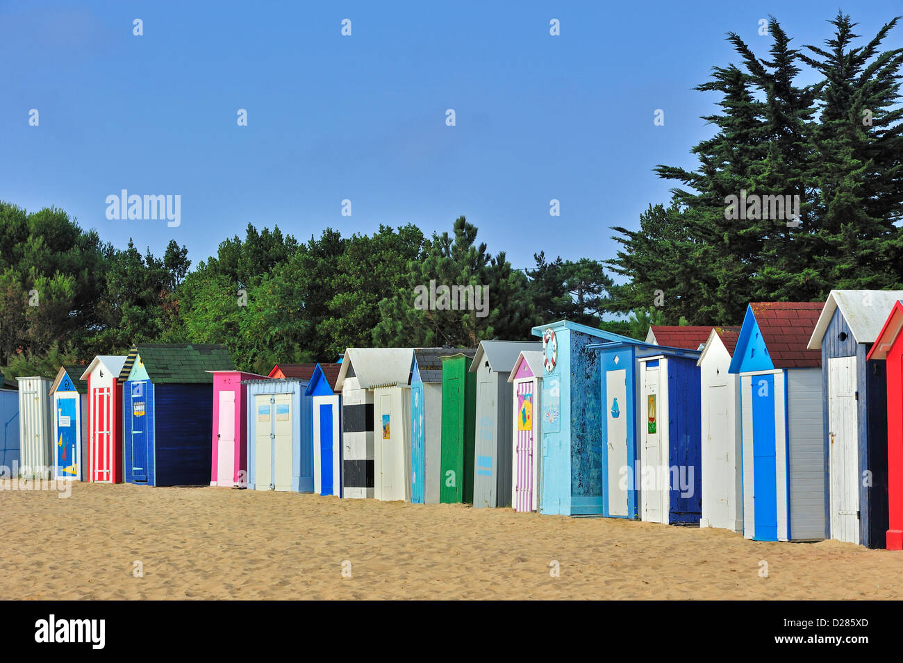 Bunte Strandkabinen an Saint-Denis-d 'Oléron auf der Insel Ile d' Oléron, Charente-Maritime, Frankreich Stockfoto
