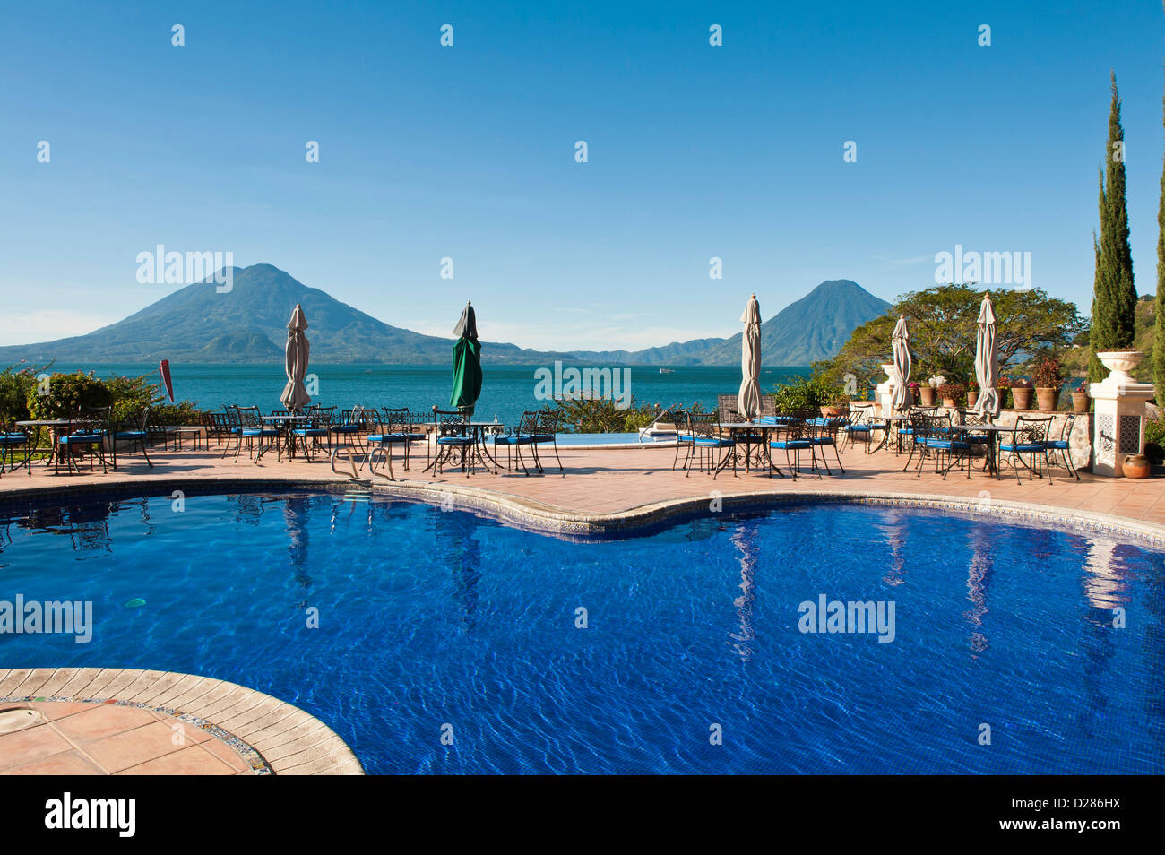 Guatemala, San Juan la Laguna. Toliman Vulkan und Lago de Atitlan (Lake Atitlan) vom Hotel Atitlan. Stockfoto Guatemala, San Juan la Laguna. Toliman Vulkan und Lago de Atitlan (Lake Atitlan) vom Hotel Atitlan. Stockfoto