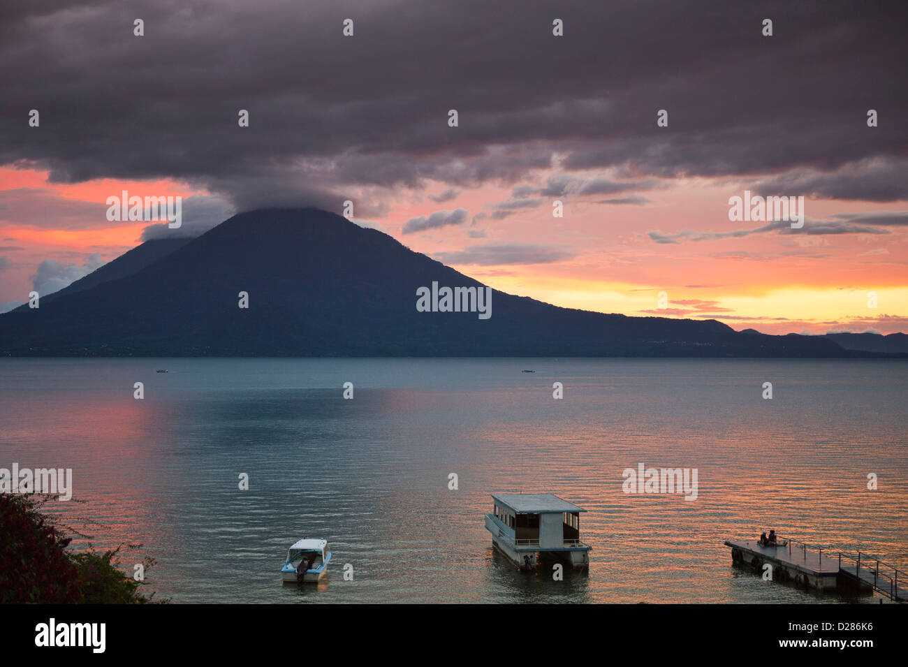 Guatemala, San Juan la Laguna. Toliman Vulkan und Lago de Atitlan (Lake Atitlan) vom Hotel Atitlan. Stockfoto Guatemala, San Juan la Laguna. Toliman Vulkan und Lago de Atitlan (Lake Atitlan) vom Hotel Atitlan. Stockfoto