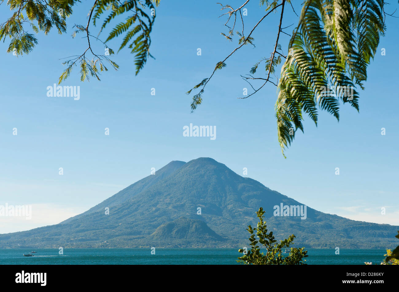 Guatemala, San Juan la Laguna. Toliman Vulkan und Lago de Atitlan (Lake Atitlan) vom Hotel Atitlan. Stockfoto Guatemala, San Juan la Laguna. Toliman Vulkan und Lago de Atitlan (Lake Atitlan) vom Hotel Atitlan. Stockfoto