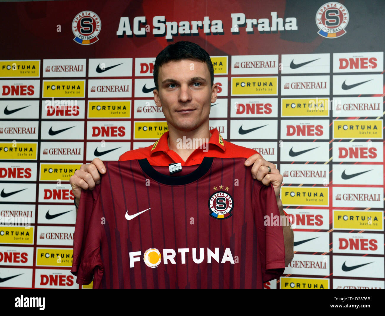 Tschechische Fußballmannschaft Sparta Prag eingeführt, neue Spieler David Lafata, die von FK Baumit Jablonec während der Pressekonferenz in Prag, Tschechien am 11. Januar 2013 übertragen. (CTK Foto/Vit Simanek) Stockfoto