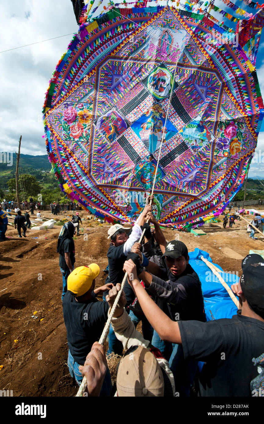 Guatemala, Santiago, Sacatepequez. Tag der toten Drachen (Barriletes) auf dem Friedhof in Santiago, Sacatepequez, Guatemala. Stockfoto