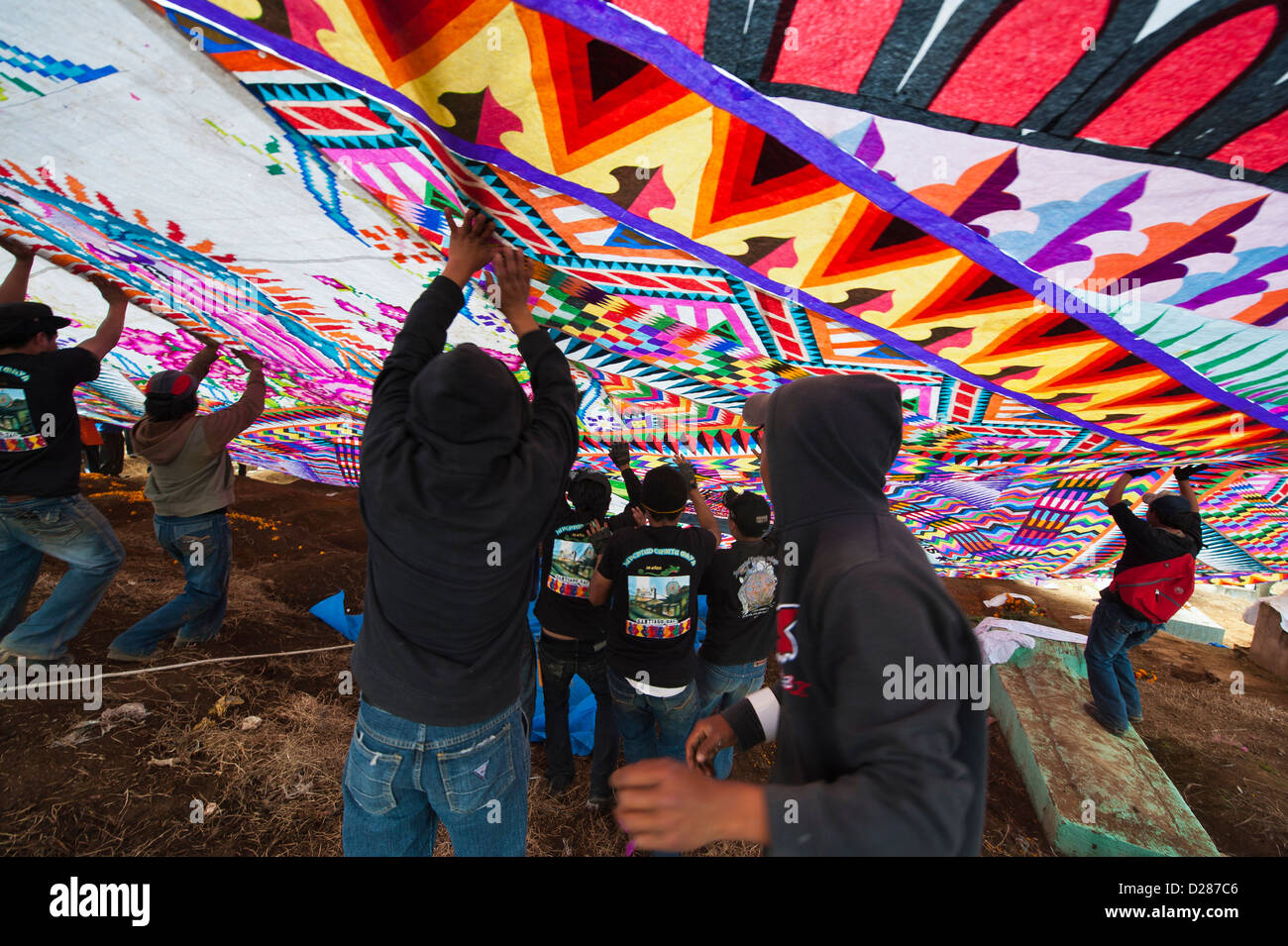 Guatemala, Santiago, Sacatepequez. Tag der toten Drachen (Barriletes) auf dem Friedhof in Santiago, Sacatepequez, Guatemala. Stockfoto