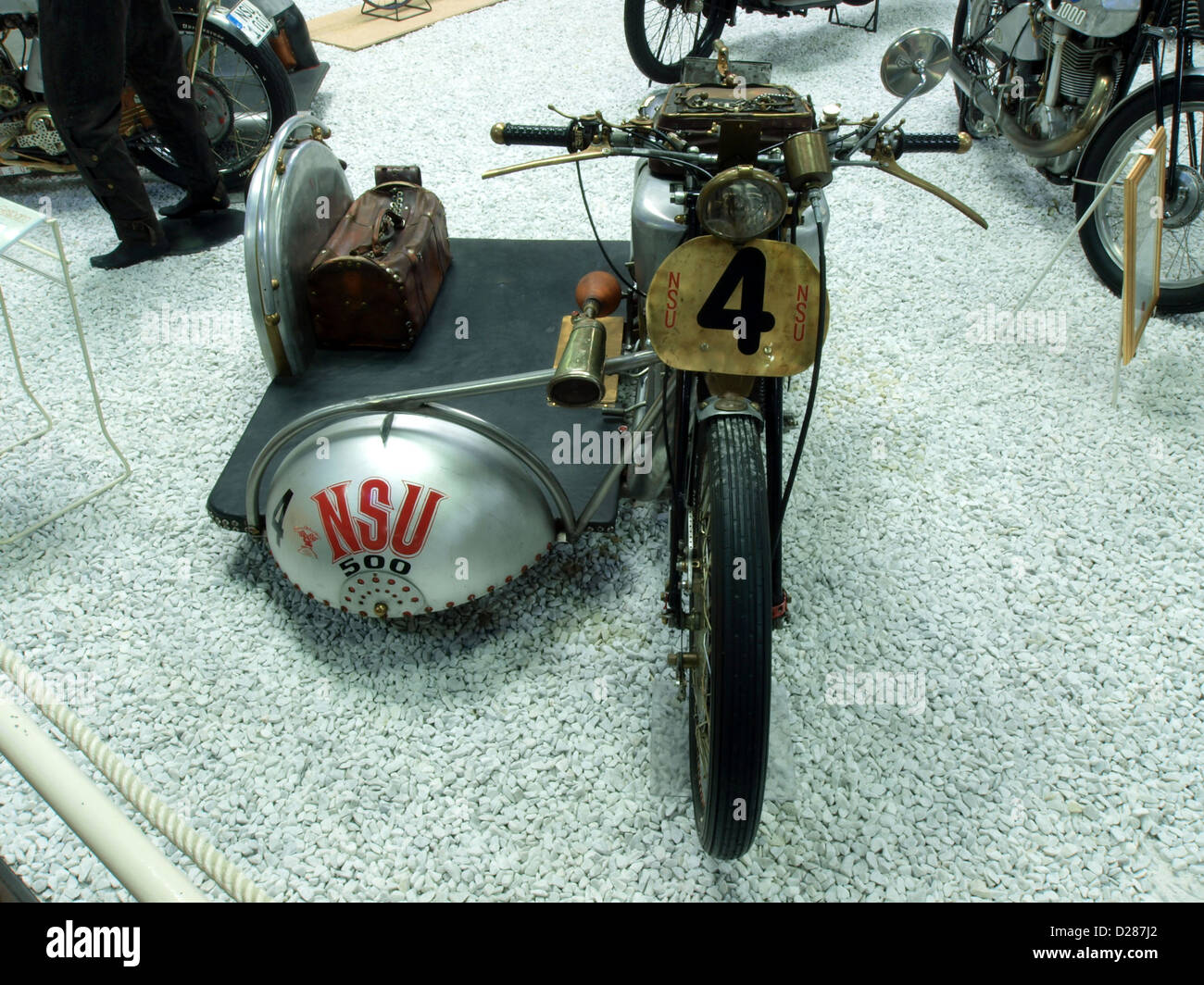 Das NSU Bison 500 ist ein historisches Motorrad, das im Auto & Technic Museum in Sinsheim ausgestellt wird. Mit seinem robusten 500-ccm-Motor stellt er ein Schlüsselmodell in der Entwicklung der Motorradtechnik dar. Stockfoto